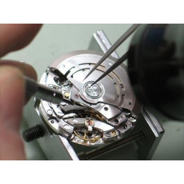 Reemplazar pequeños mecanismos de relojería(antiguamente necesidad de dar cuerda)